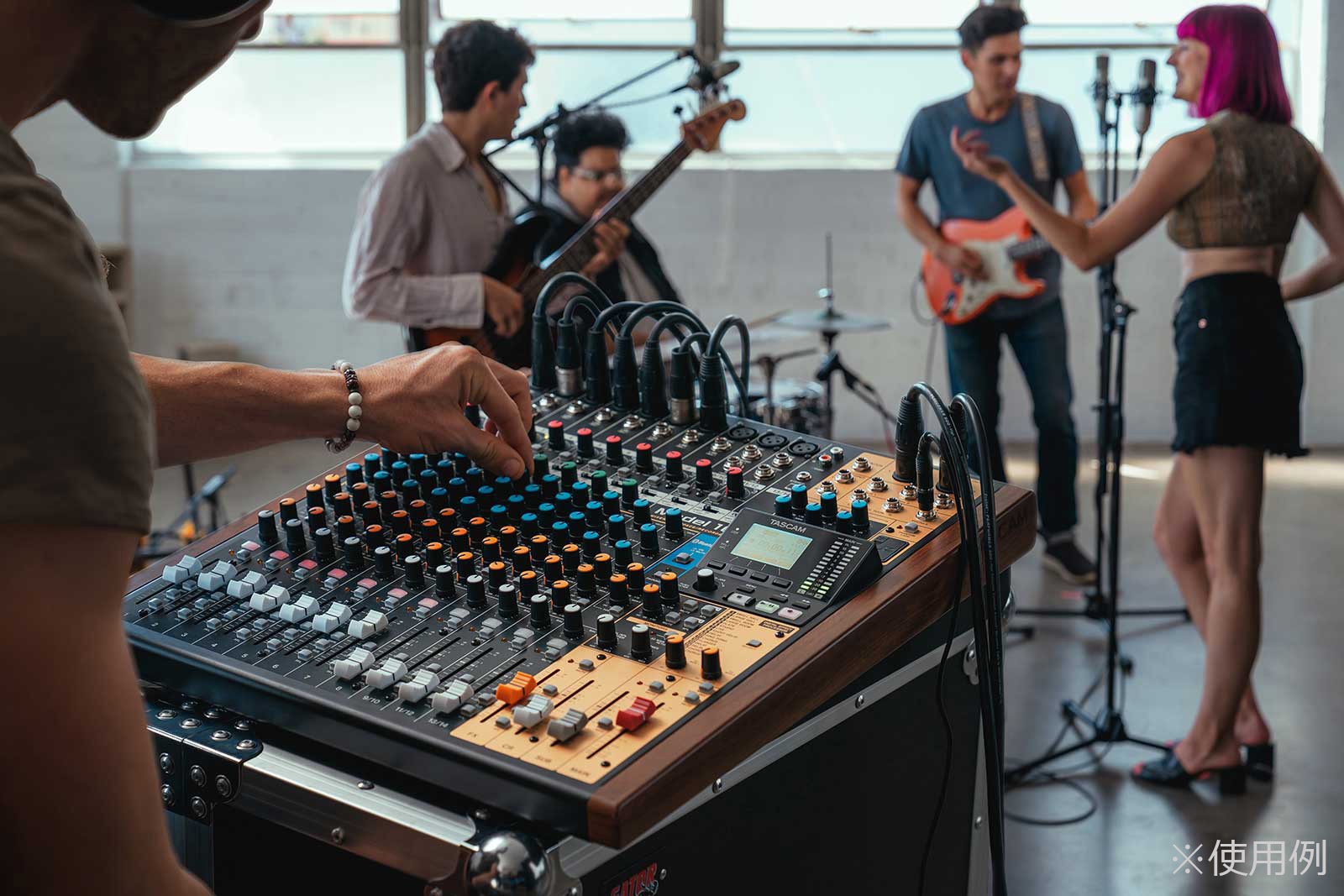 TASCAM MODEL 16 16 トラックレコーディングミキサー / USBオーディオ