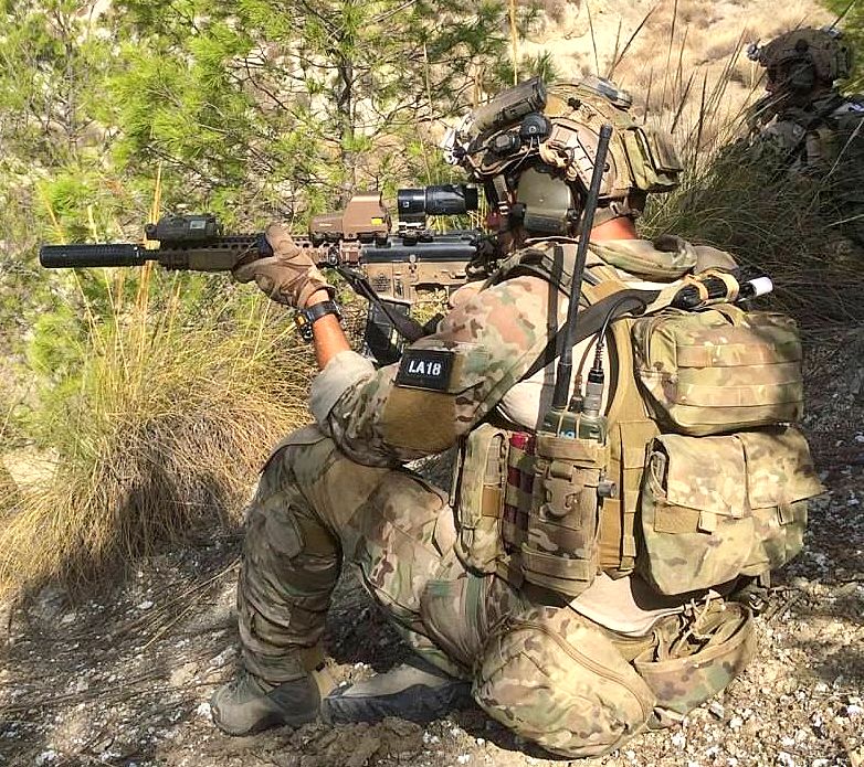 HINGE FRONT RADIO POUCH