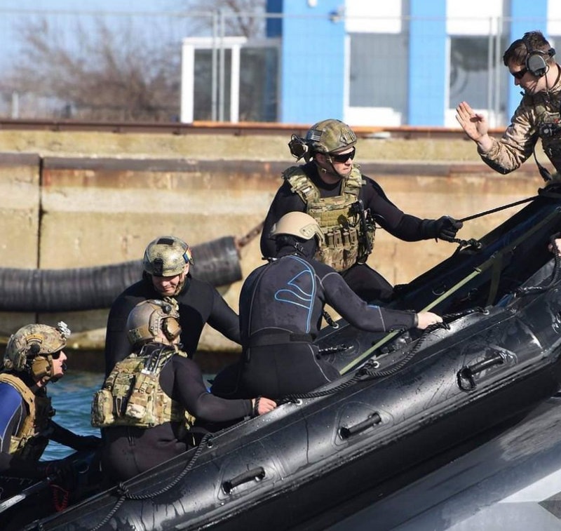 HINGE FRONT RADIO POUCH