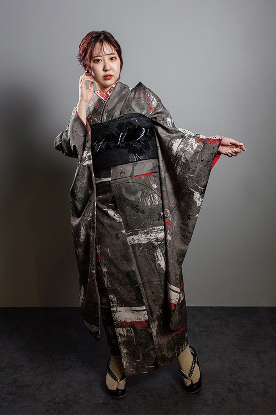 斬新なチャコールグレー