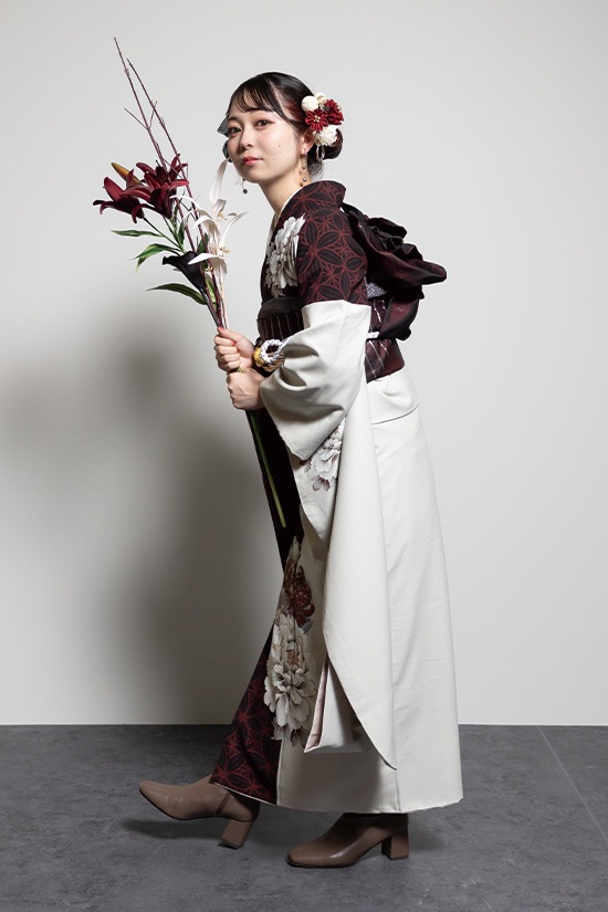 シックな赤とベージュがおしゃれなバイカラー