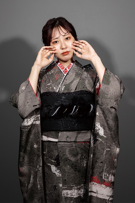 斬新なチャコールグレー