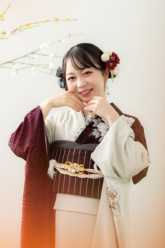 シックな赤とベージュがおしゃれなバイカラー