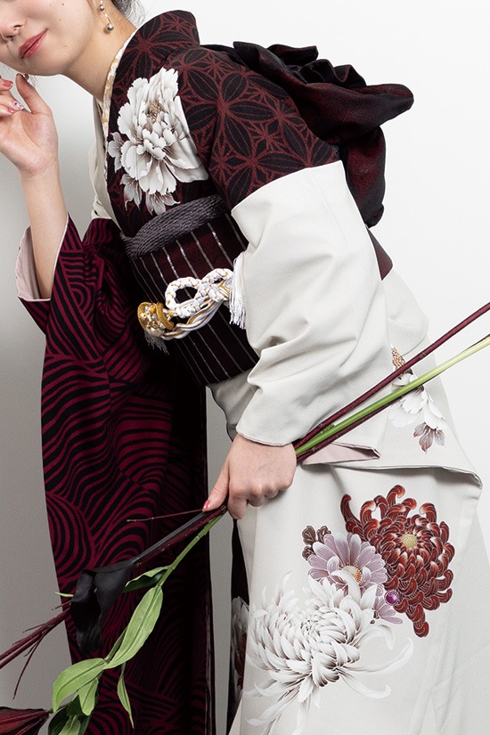 シックな赤とベージュがおしゃれなバイカラー