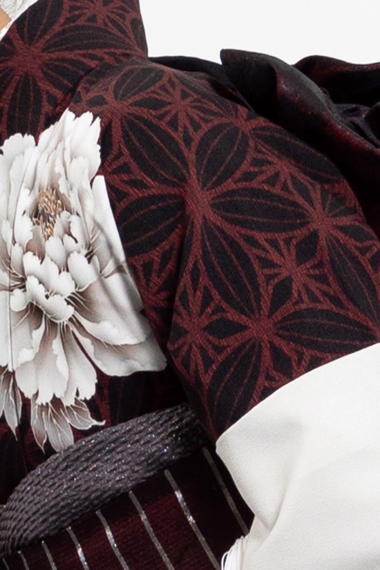 シックな赤とベージュがおしゃれなバイカラー