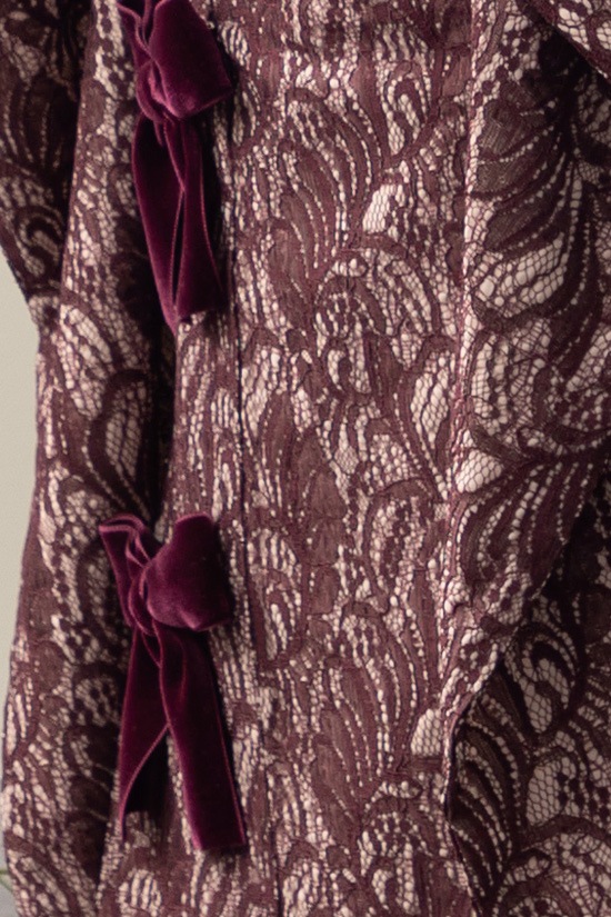 大人可愛いワインレッドの総レースとベロアリボン