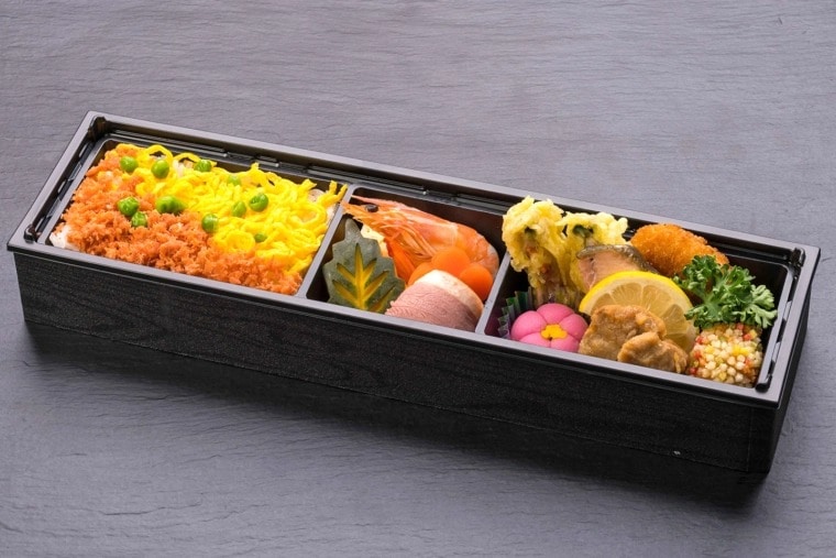 鮭ごはんの彩り弁当