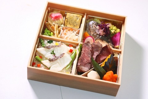 牛ステーキとさわらの彩りサラダ仕立てと彩り鯛めし