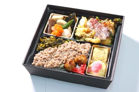 エビ＆チキン南蛮と三色丼弁当