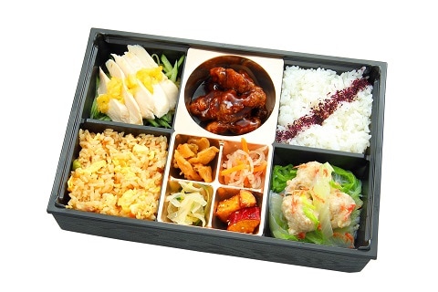 黒毛和牛の香味黒酢ソース合えと特製蒸し鶏弁当