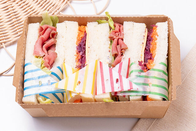 自家製ローストビーフサンドとにんじんラペサンド