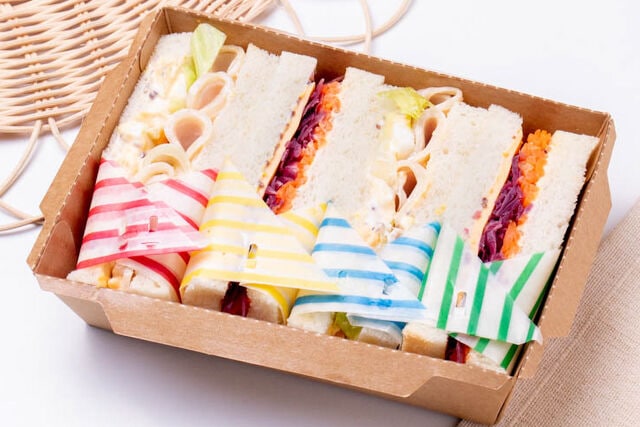 たまごとチキンサンドとにんじんラペサンド