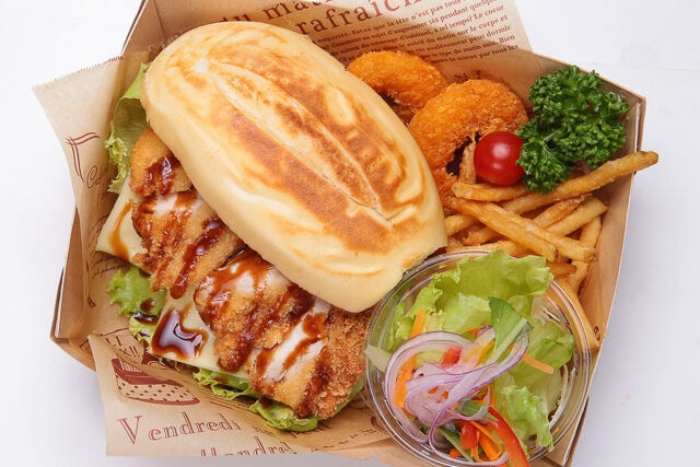 地鶏チキンカツ・チーズサンド