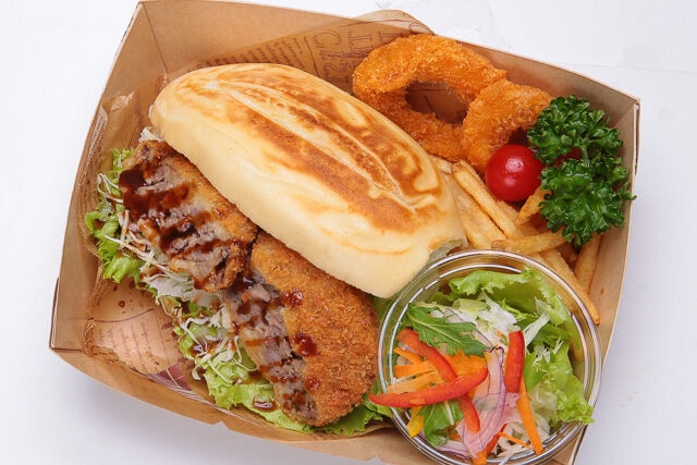 黒毛和牛粗びきメンチカツサンド