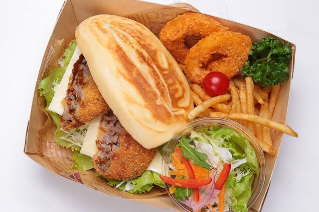 黒毛和牛粗びきメンチカツ・チーズサンド