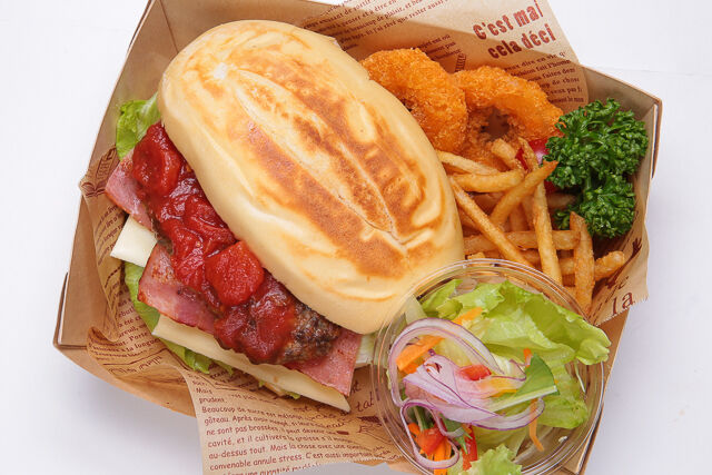 黒毛和牛粗びきハンバーグ・チーズベーコンサンド