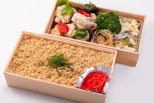 選べる中華おかずと鶏そぼろ弁当