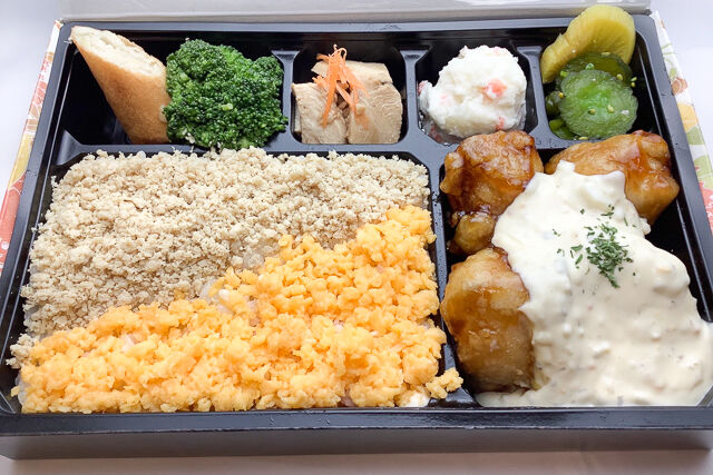 朝引き但馬鶏のそぼろと南蛮弁当