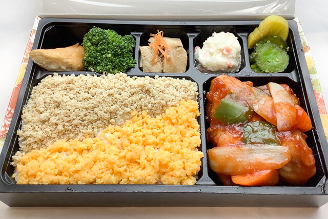 朝引き但馬鶏のそぼろと酢鶏弁当