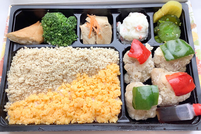 朝引き但馬鶏のそぼろとユーリンチー弁当