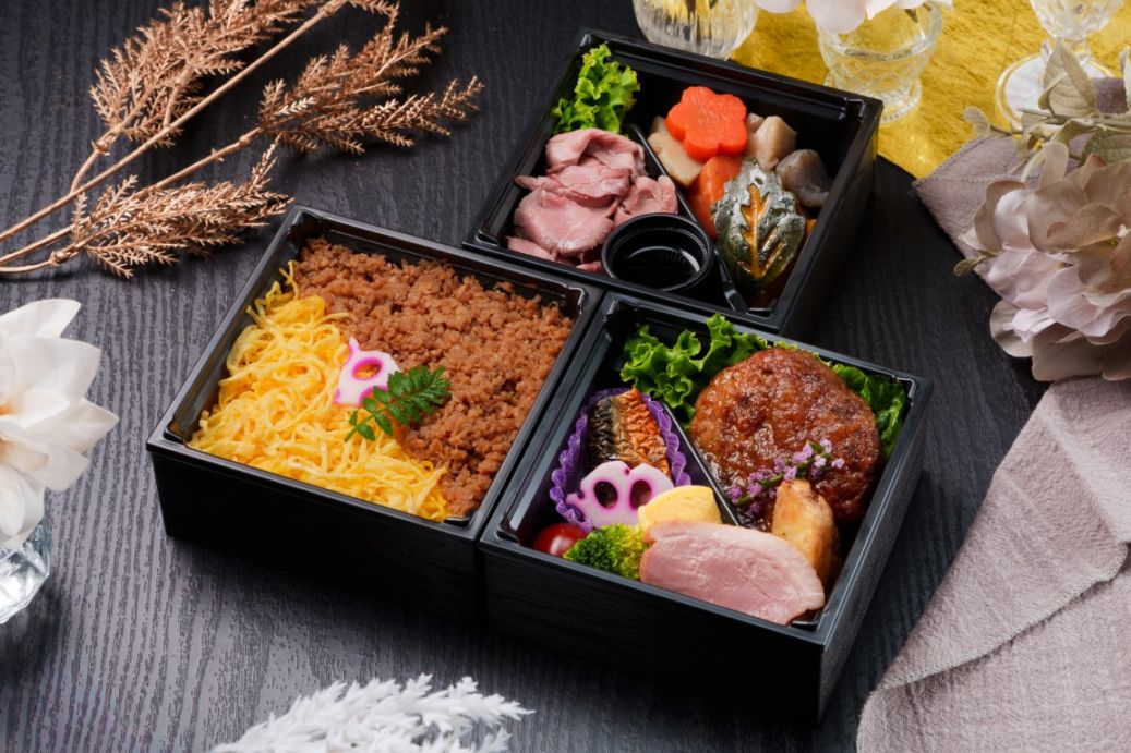 花衣  三段重(はなごろも)～そぼろ重と和牛ハンバーグの三段弁当～