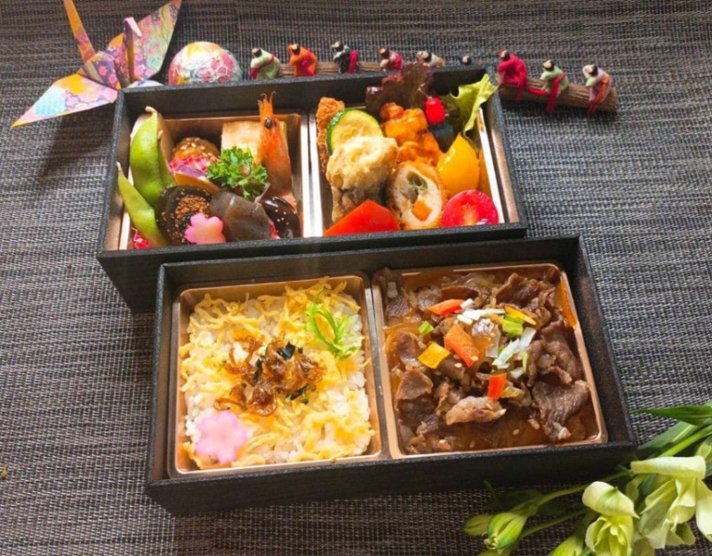 特選！オリーブ牛すき焼き&じゃこ有馬煮飯&揚げ物入り二段手まり弁当