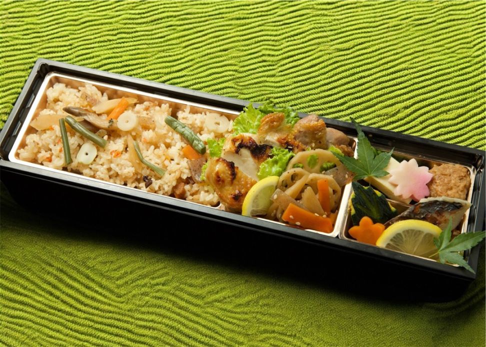 焼き鶏と炊き込みご飯の懐石弁当