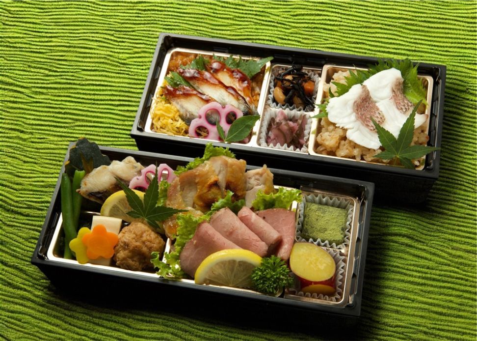 ローストビーフと焼き鶏とうな丼と鯛めしの懐石重