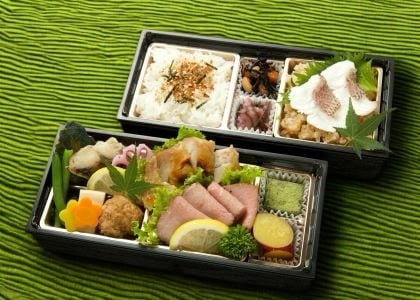 ローストビーフと焼き鶏と鯛めしの懐石重