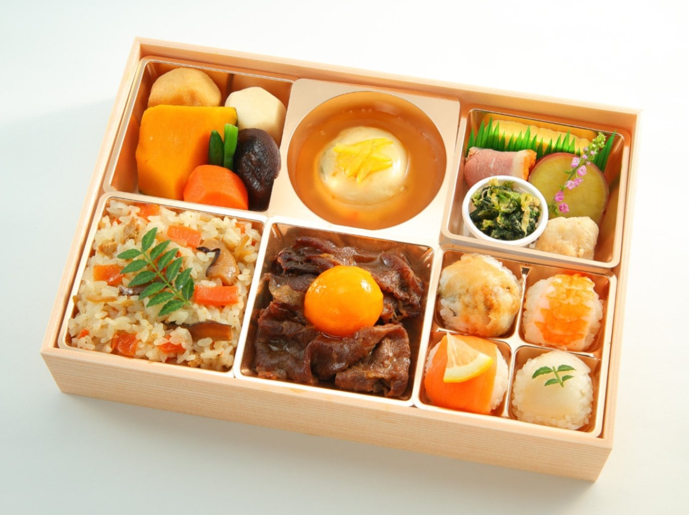 和牛すき焼きと手鞠寿司の六マス幕の内【912】