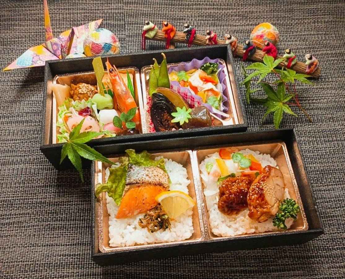 若鶏の照り焼き&甘塩鮭トリュフ香り焼き＆ちりめん山椒煮華やか旬彩二段弁当