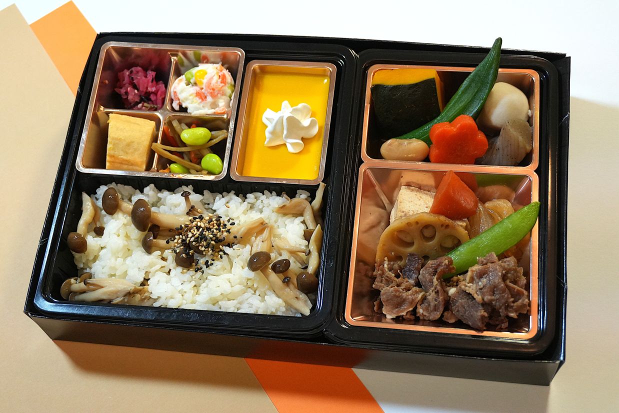 【秋限定】特選牛すき焼と旬のキノコご飯御膳～うれしいデザート入り～