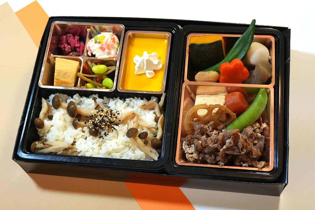 【秋限定】お肉増量!!特選牛すき焼と旬のキノコご飯御膳～うれしいデザート入り～　