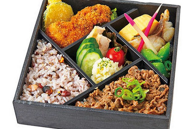 2色のご飯と人気のメンチカツ弁当