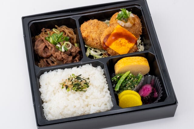 牛タン入りメンチカツとすき焼き弁当(お茶なし)