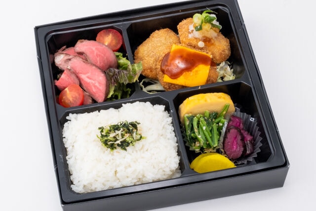 牛タン入りメンチカツとローストビーフサラダ弁当(お茶なし)