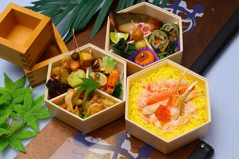 本ズワイガニのチラシ寿司と銀鱈の西京焼きの三段弁当