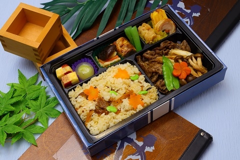 和牛すき焼きと鶏五目弁当