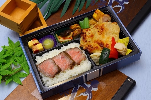 和牛ステーキと鶏肉の西京焼き弁当