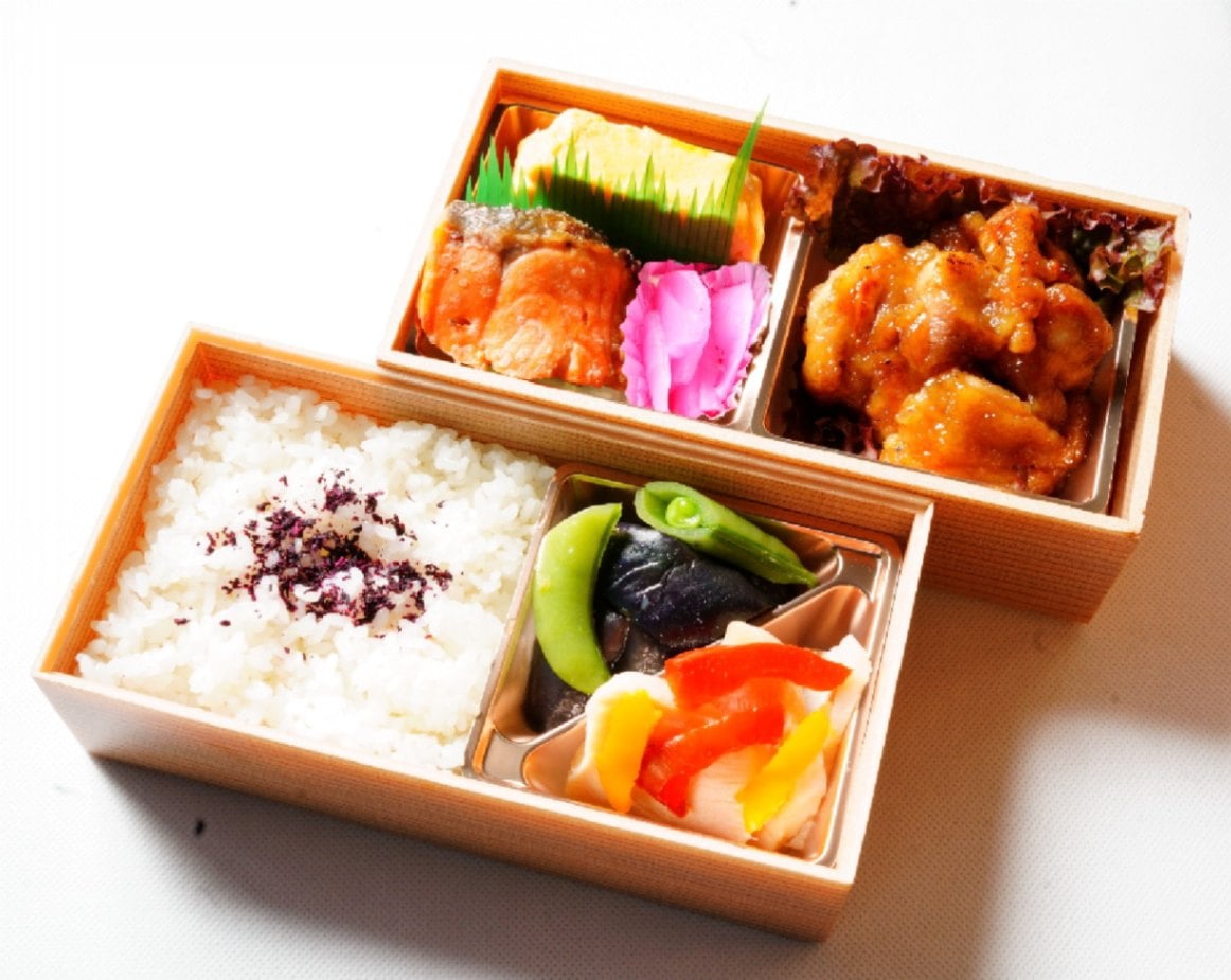 【ふるまい限定商品】鶏のたれ焼と焼魚のお弁当