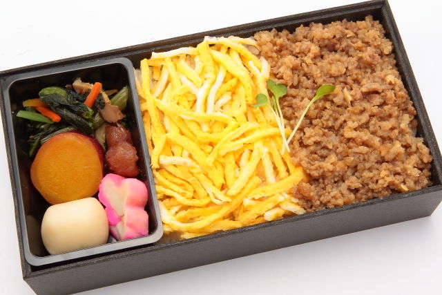 飛騨牛そぼろと錦糸玉子のお重