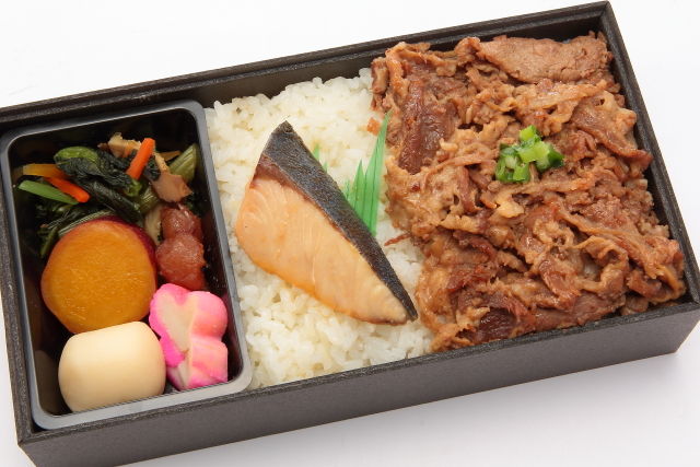 牛すき煮と鰤照焼きのお重