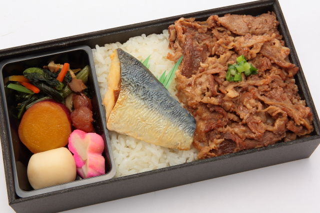 牛すき煮とさば塩焼きのお重