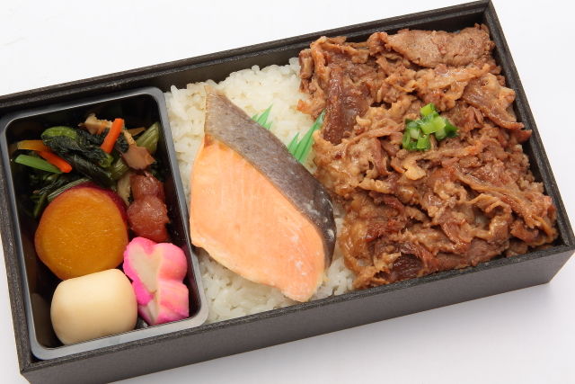 牛すき煮と焼き鮭のお重