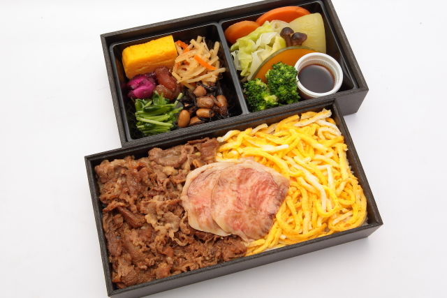 牛すき煮＆ステーキの野菜づくし二段御膳