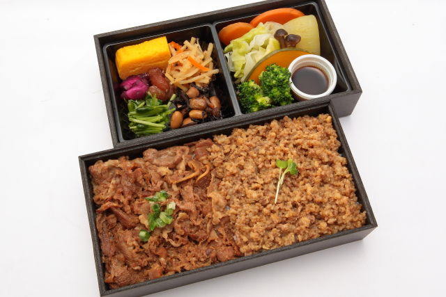 牛すき煮＆飛騨牛そぼろの野菜づくし二段御膳