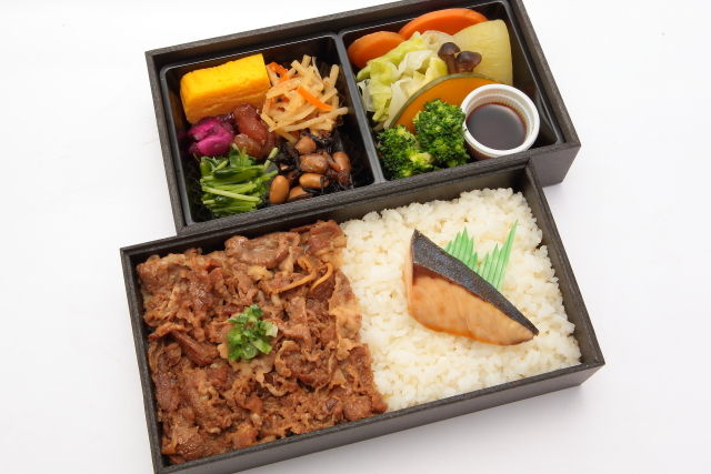 牛すき煮＆鰤照焼きの野菜づくし二段御膳