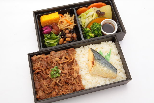 牛すき煮＆さば塩焼の野菜づくし二段御膳