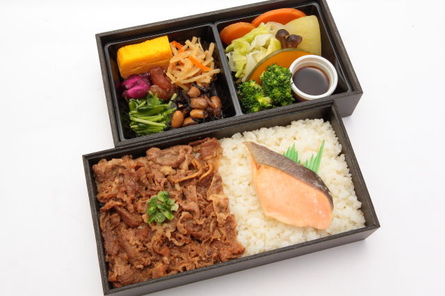 牛すき煮＆焼き鮭の野菜づくし二段御膳