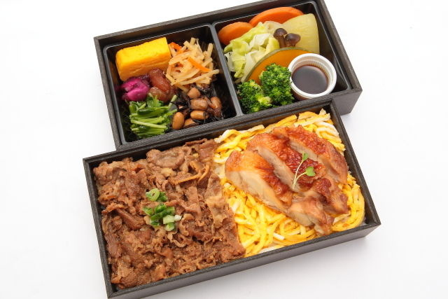 牛すき煮と自家製鶏照りの野菜の二段御膳